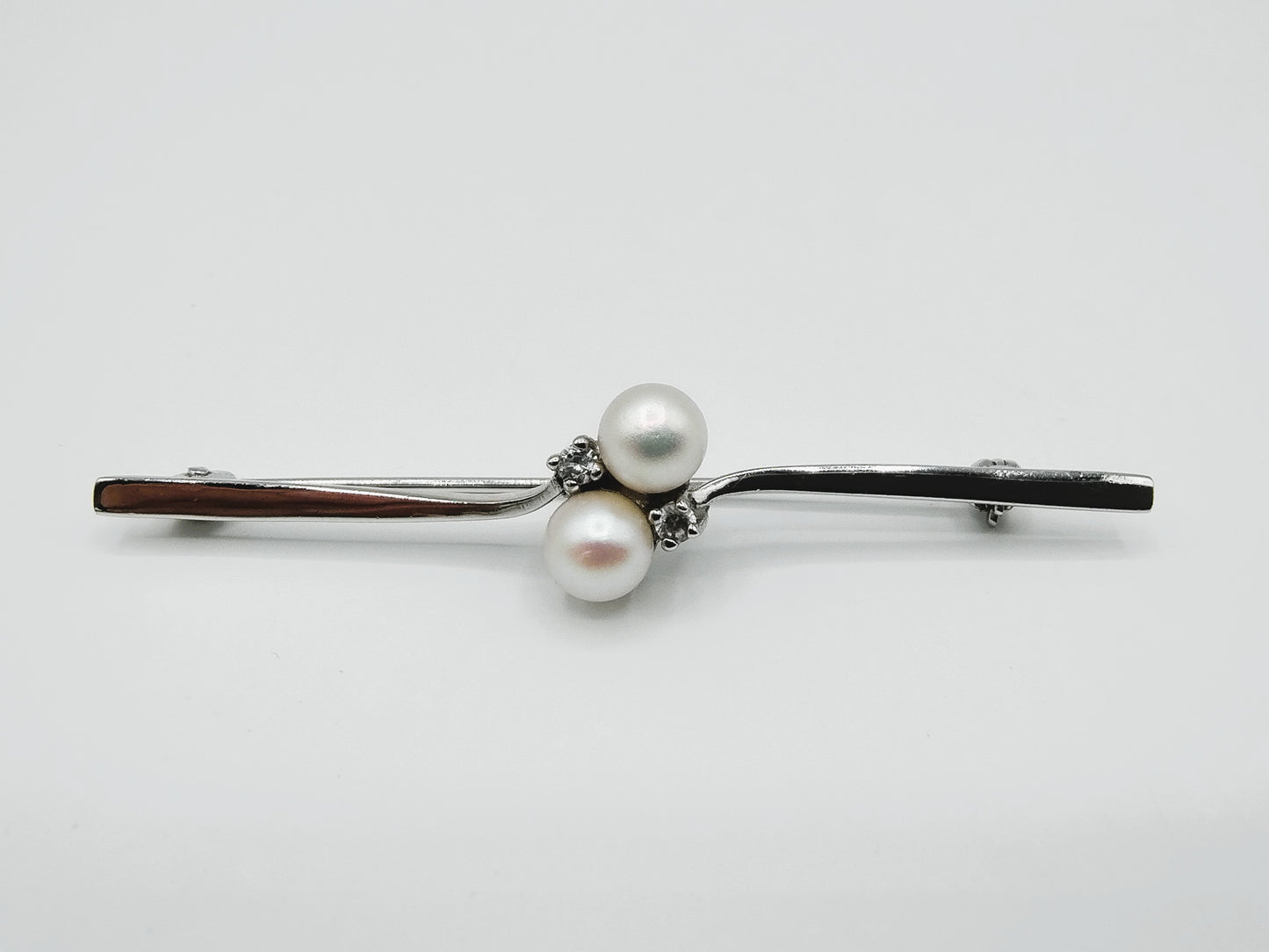 Zilveren broche met zirkonia's en parels