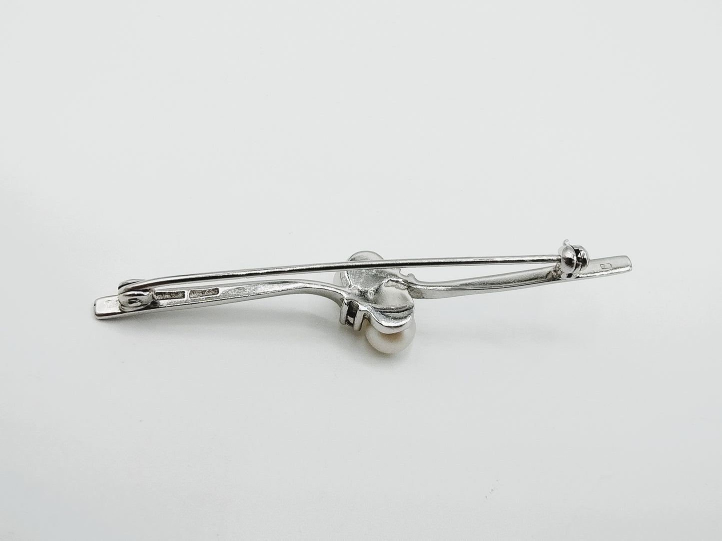 Zilveren broche met zirkonia's en parels