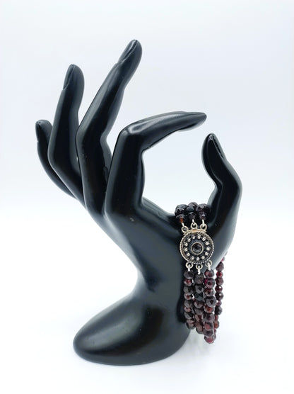 Granaten armband met zilveren slot, 19,5 cm.