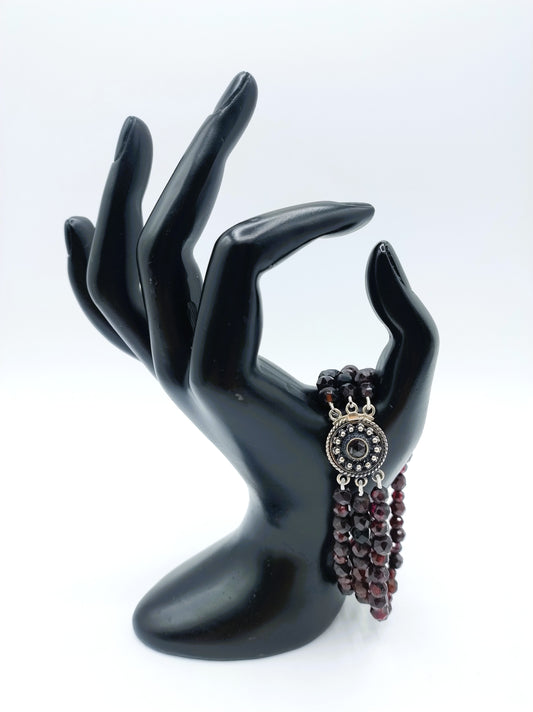 Granaten armband met zilveren slot, 19,5 cm.