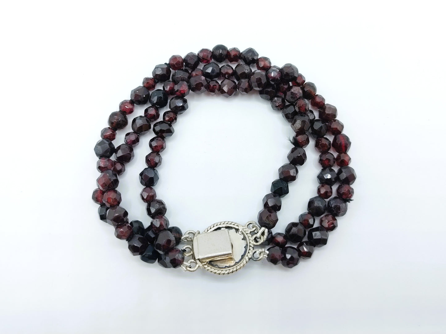 Granaten armband met zilveren slot, 19,5 cm.