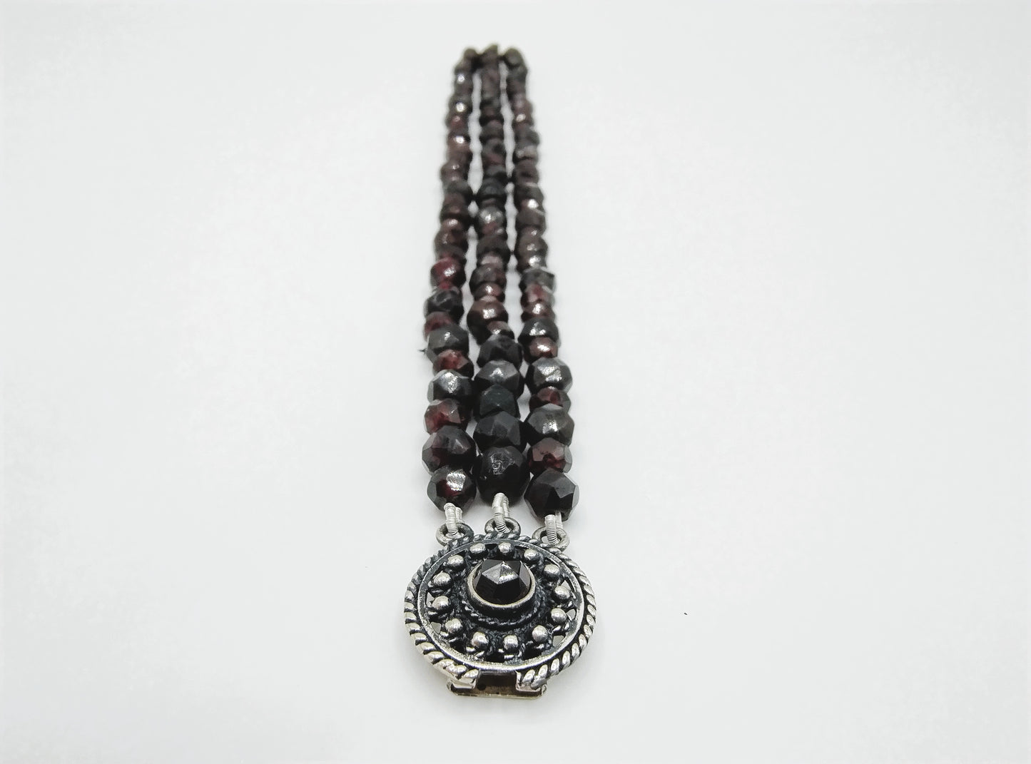 Granaten armband met zilveren slot, 19,5 cm.