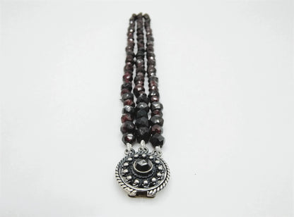 Granaten armband met zilveren slot, 19,5 cm.