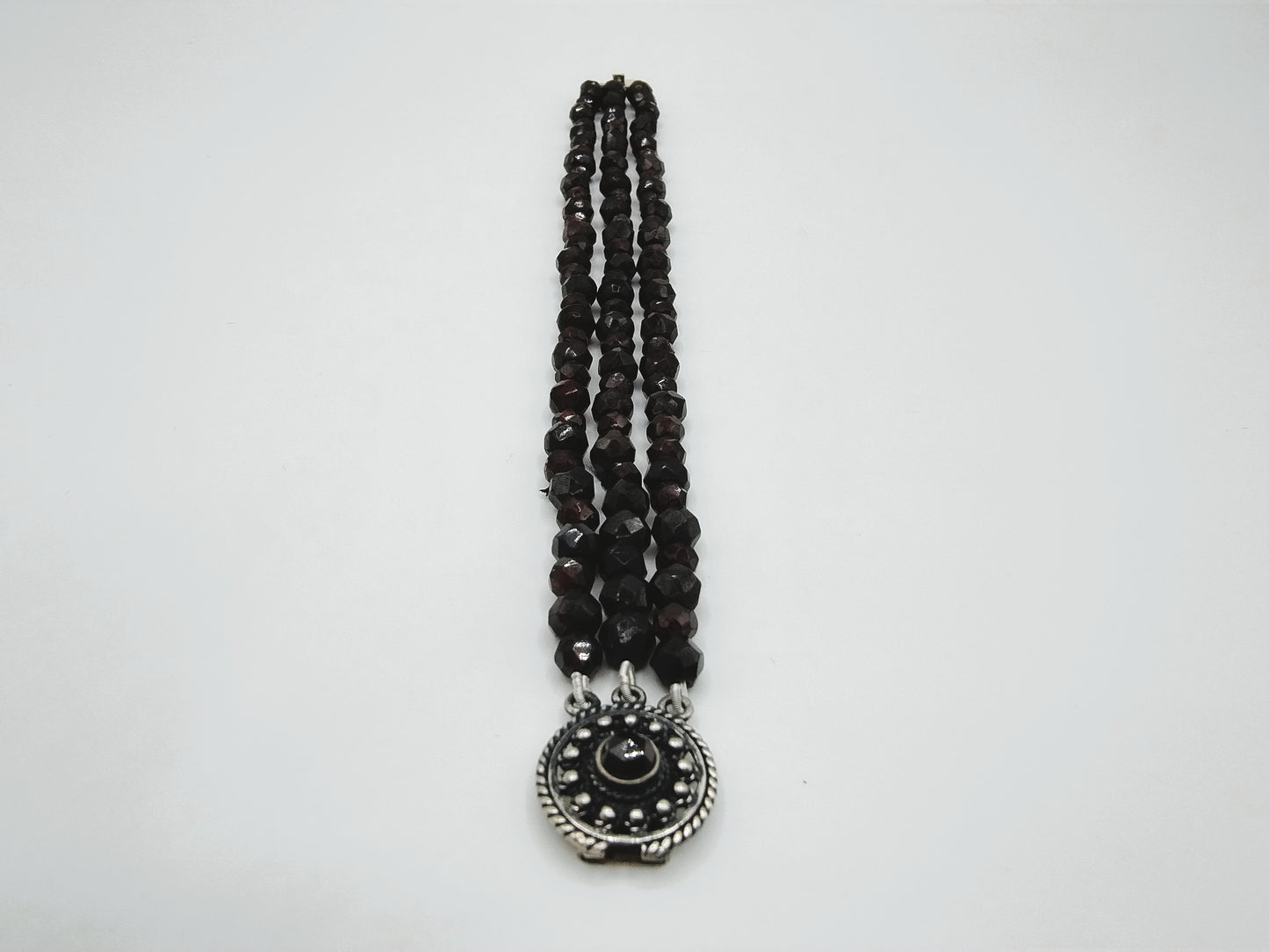Granaten armband met zilveren slot, 19,5 cm.