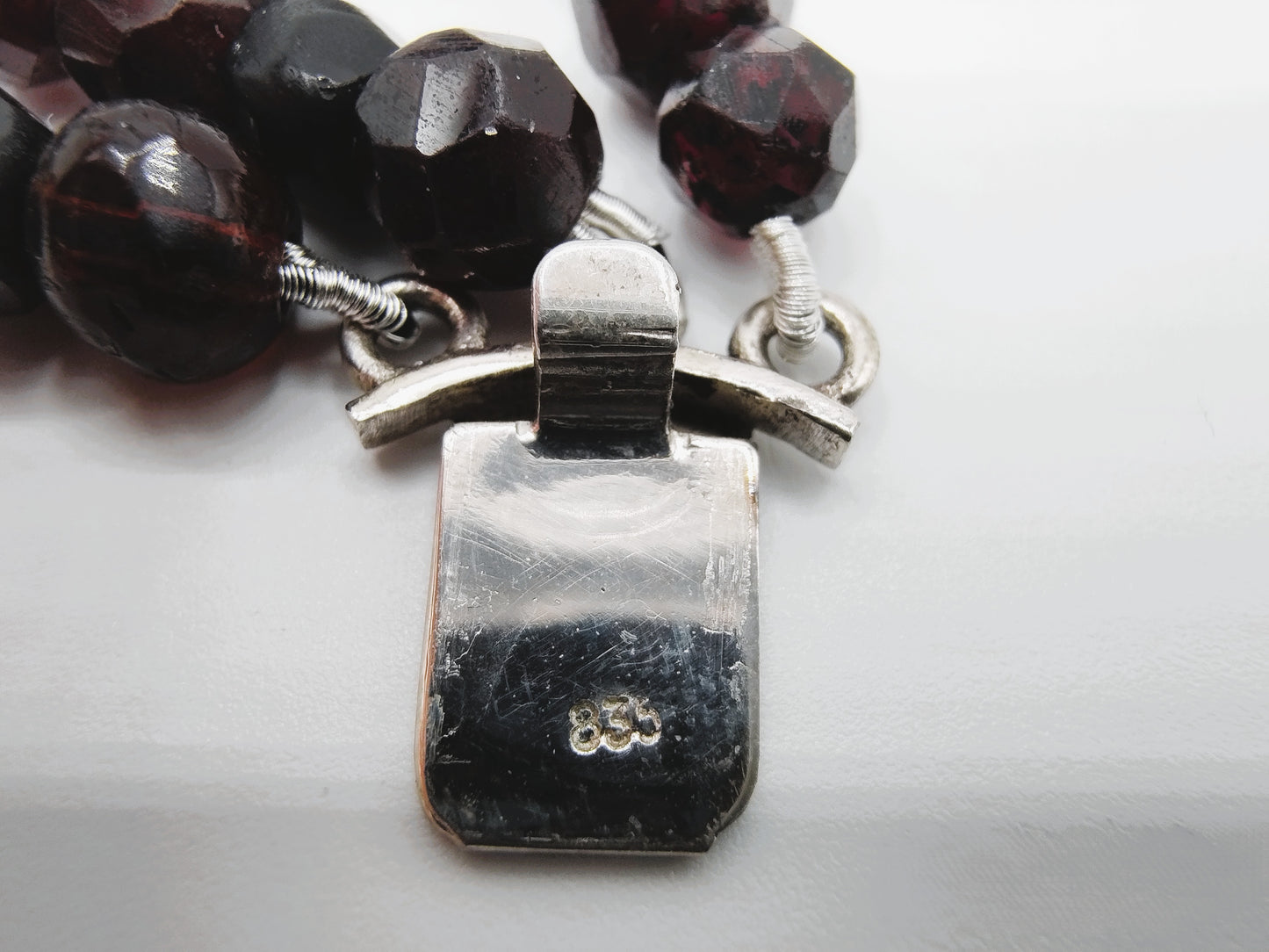 Granaten armband met zilveren slot, 19,5 cm.