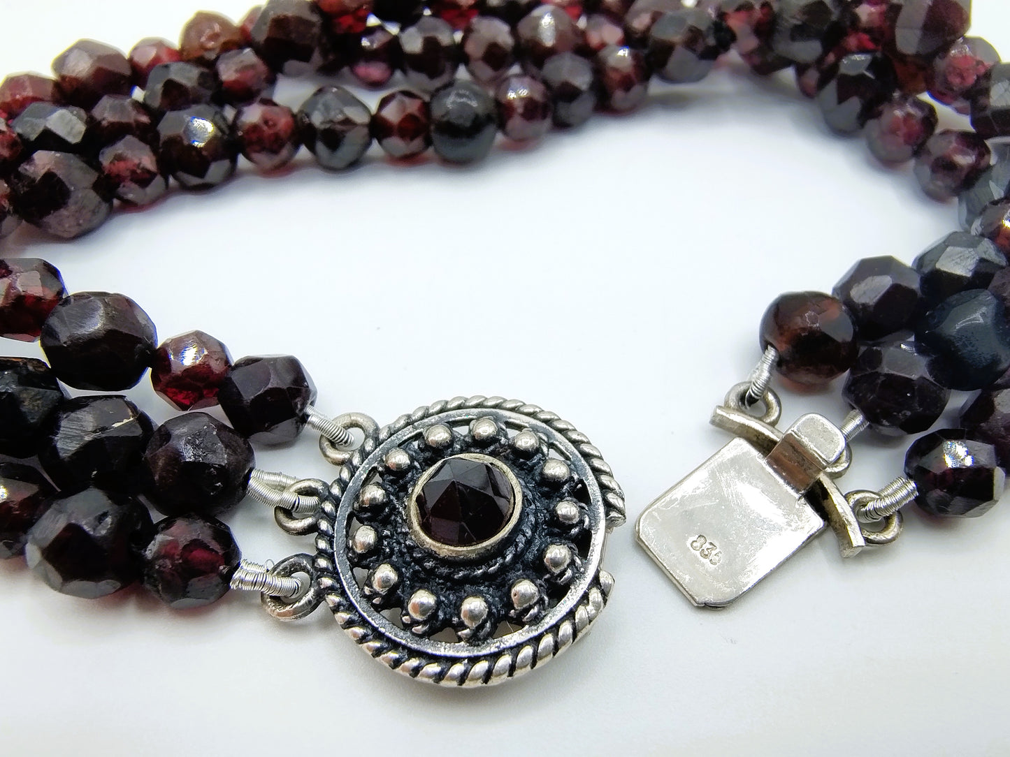 Granaten armband met zilveren slot, 19,5 cm.