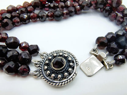 Granaten armband met zilveren slot, 19,5 cm.