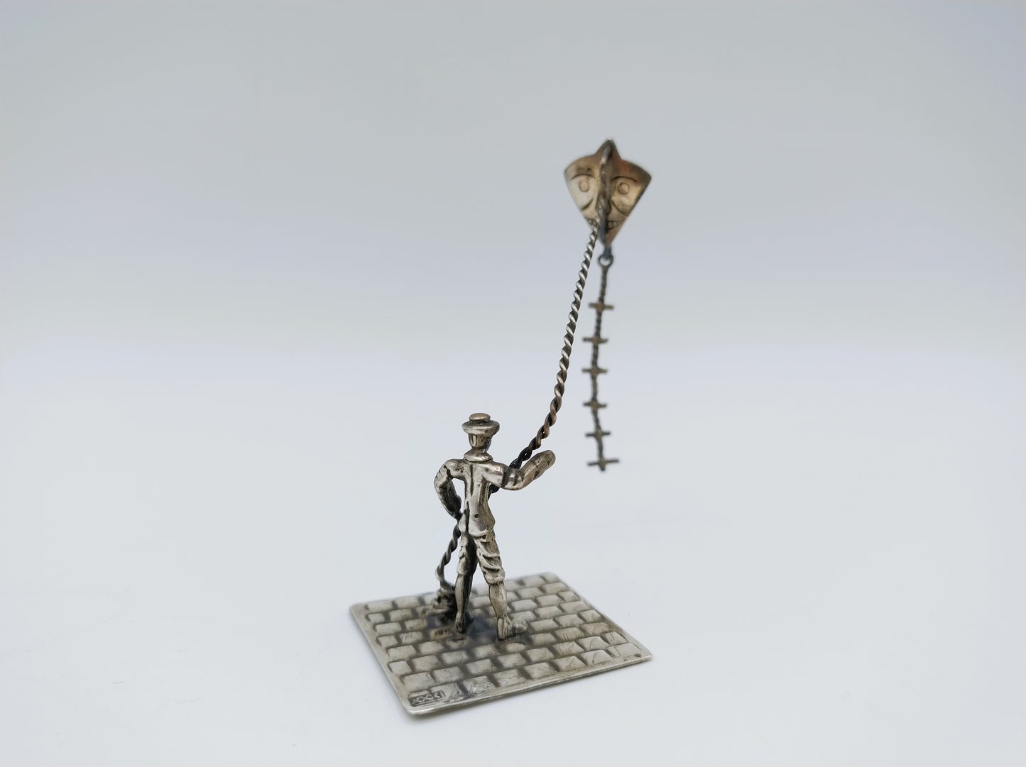 Zilveren miniatuur, man met vlieger, Amsterdam