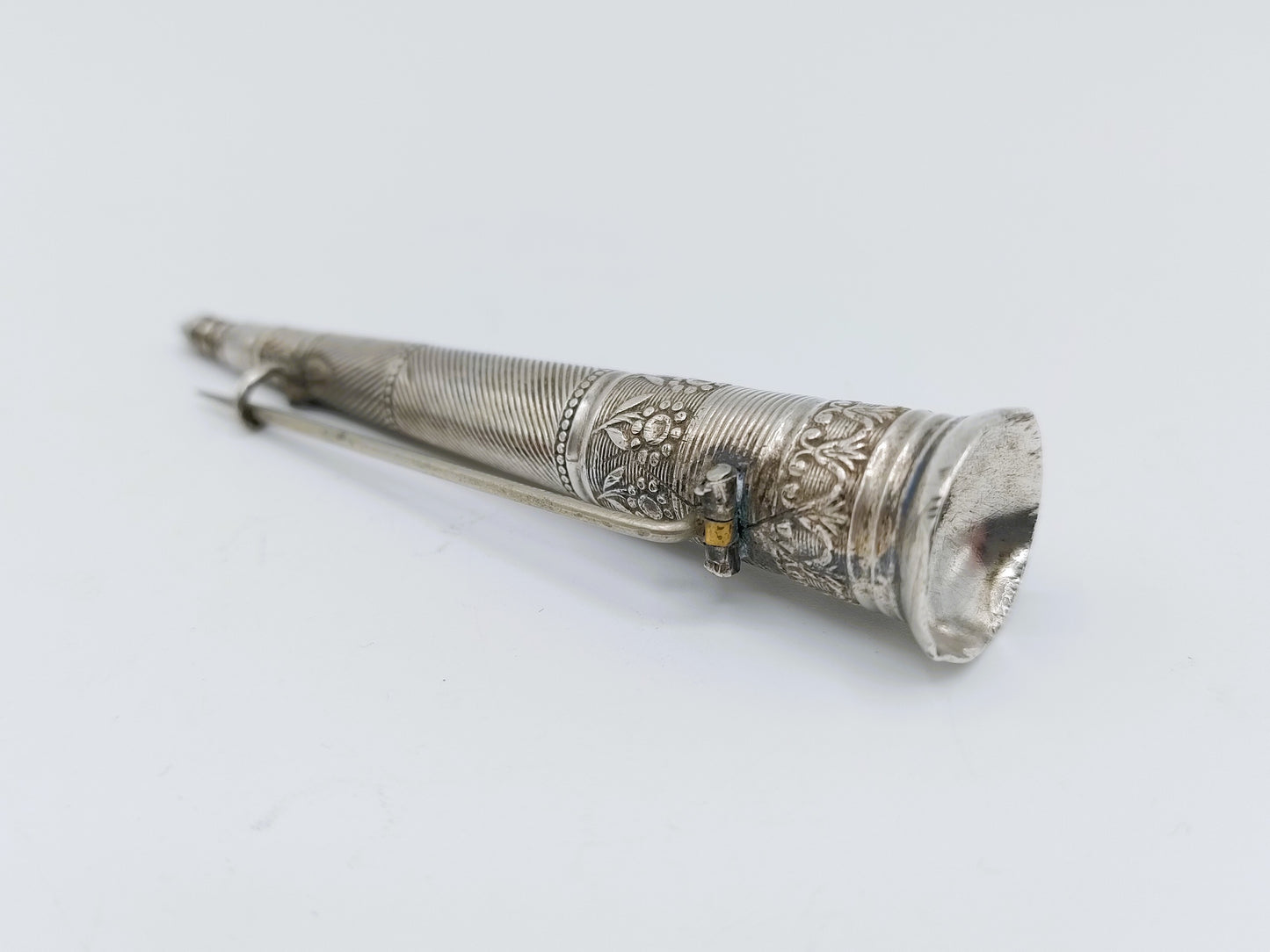 Silver brooch of knitting needle holder