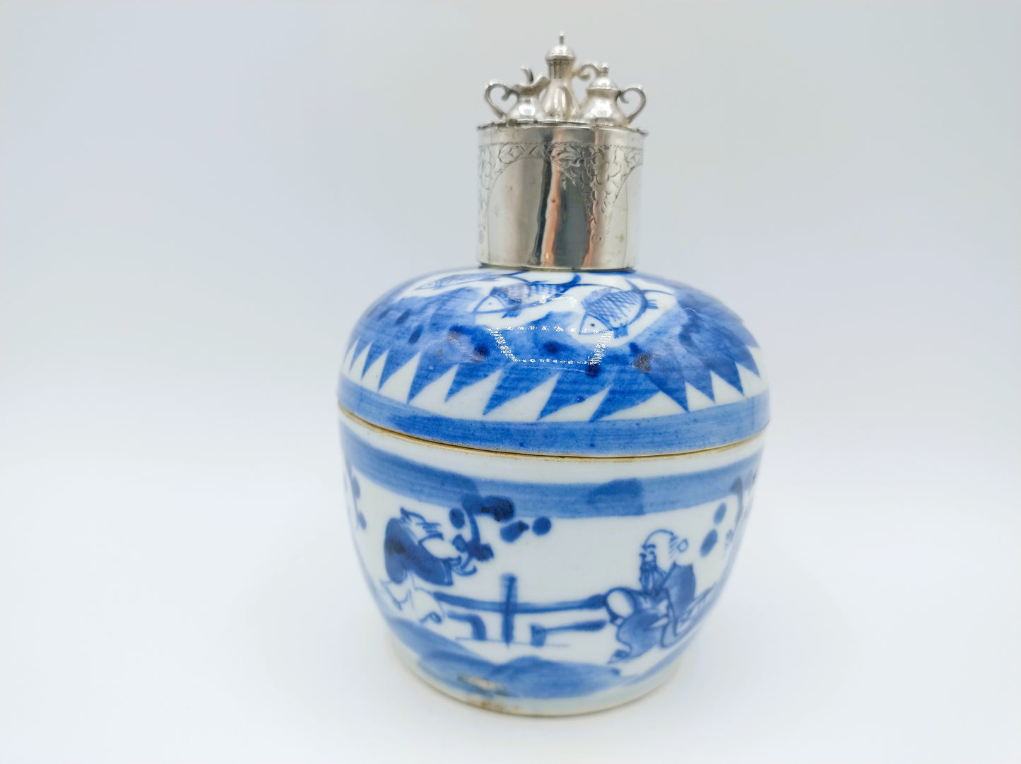 18e Eeuwse Chinese porseleinen dekselpot met zilveren miniatuur servies, Duitsland