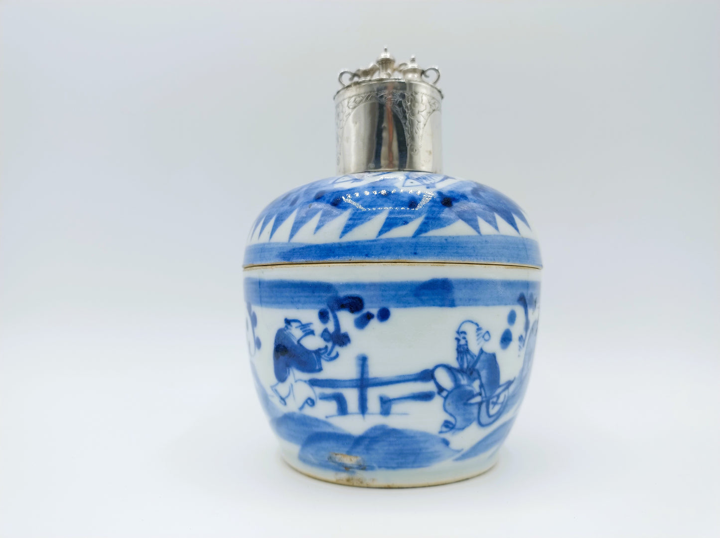 18e Eeuwse Chinese porseleinen dekselpot met zilveren miniatuur servies, Duitsland