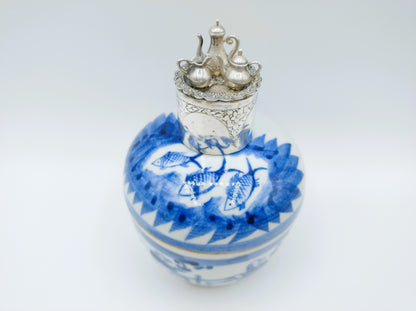 18e Eeuwse Chinese porseleinen dekselpot met zilveren miniatuur servies, Duitsland