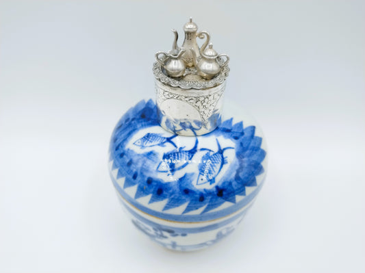 18e Eeuwse Chinese porseleinen dekselpot met zilveren miniatuur servies, Duitsland
