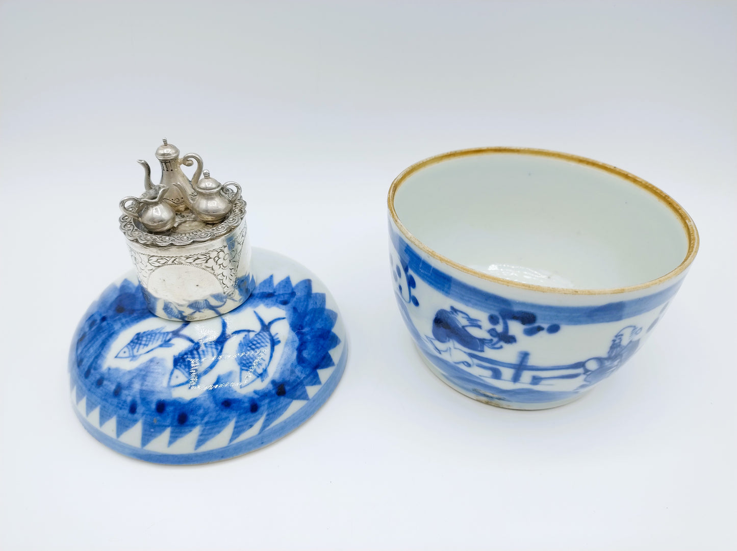 18e Eeuwse Chinese porseleinen dekselpot met zilveren miniatuur servies, Duitsland