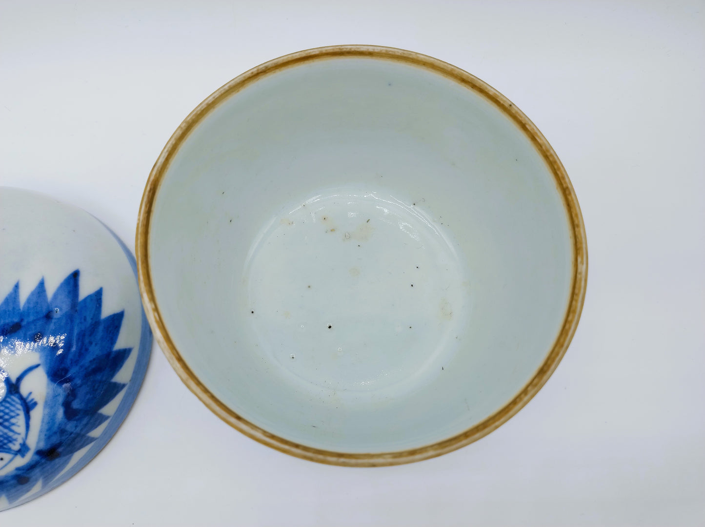 18e Eeuwse Chinese porseleinen dekselpot met zilveren miniatuur servies, Duitsland