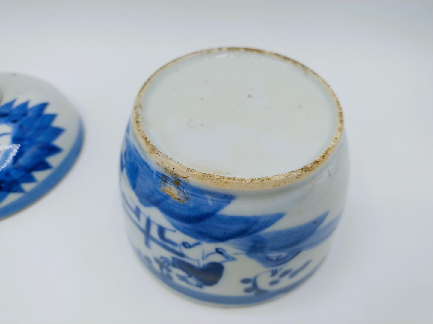 18e Eeuwse Chinese porseleinen dekselpot met zilveren miniatuur servies, Duitsland