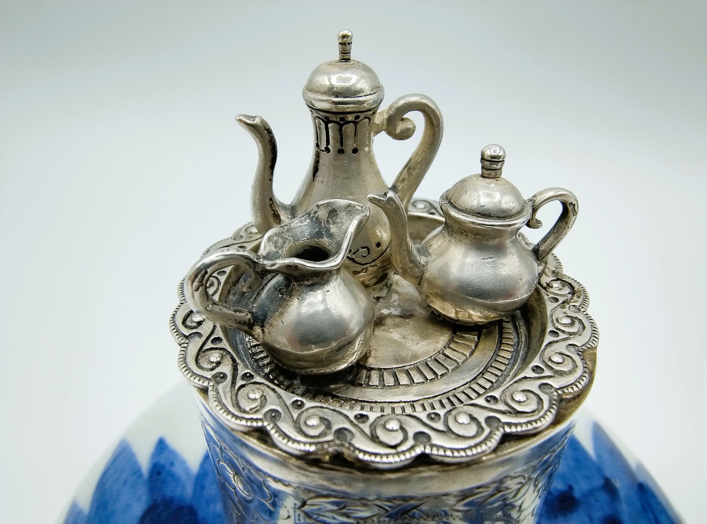 18e Eeuwse Chinese porseleinen dekselpot met zilveren miniatuur servies, Duitsland