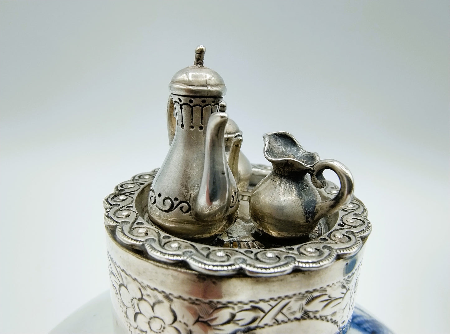 18e Eeuwse Chinese porseleinen dekselpot met zilveren miniatuur servies, Duitsland