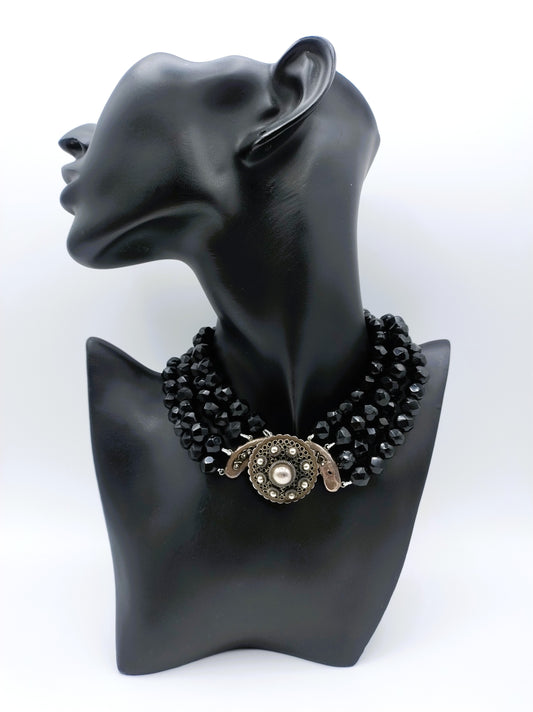 Gitten necklace with silver clasp, ca. 1900