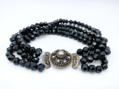 Gitten necklace with silver clasp, ca. 1900