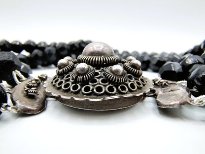 Gitten necklace with silver clasp, ca. 1900