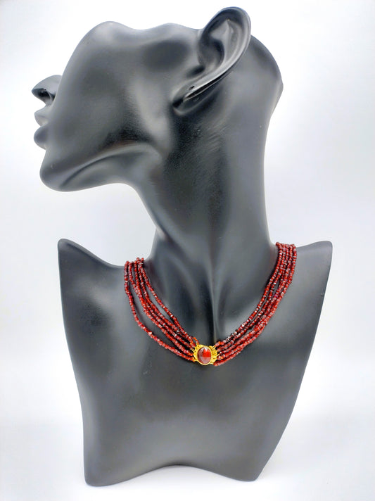 Garnet necklace with an 18-karat gold clasp. 39.5 cm.