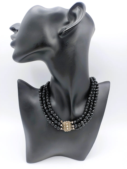 Gitten necklace with silver clasp, ca. 1900