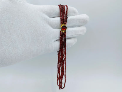 Garnet necklace with an 18-karat gold clasp. 39.5 cm.