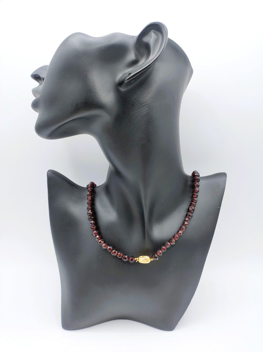 Garnet necklace with gold clasp. 50 cm.
