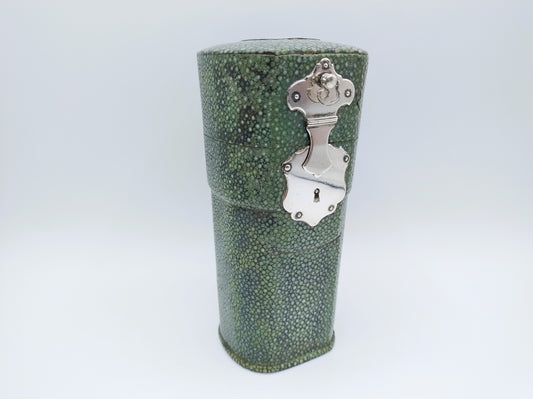 Foedraal van roggenhuid / shagreen met zilveren beslag, 18e eeuw