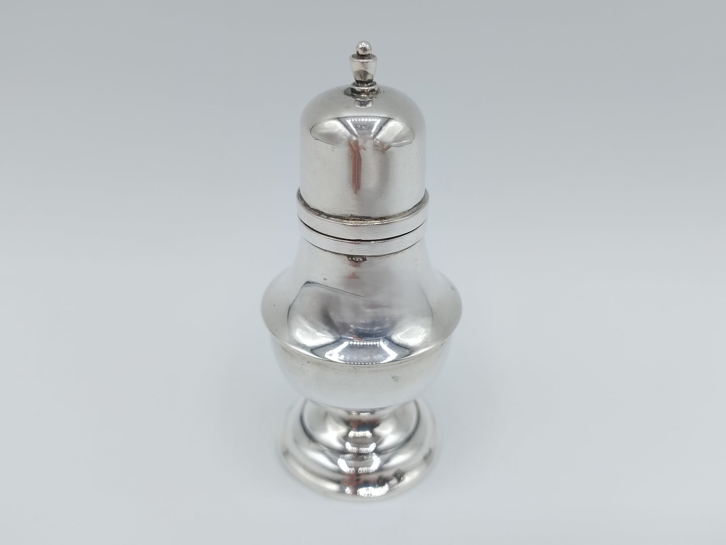 Zilveren zout- of peperstrooier, 1932