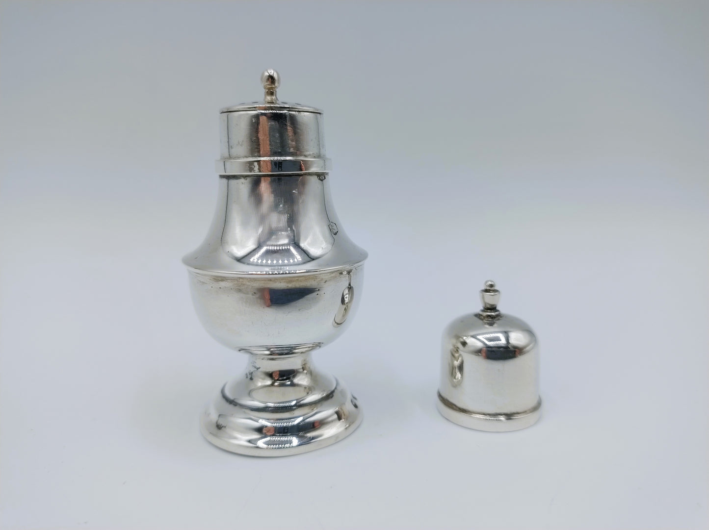 Zilveren zout- of peperstrooier, 1932