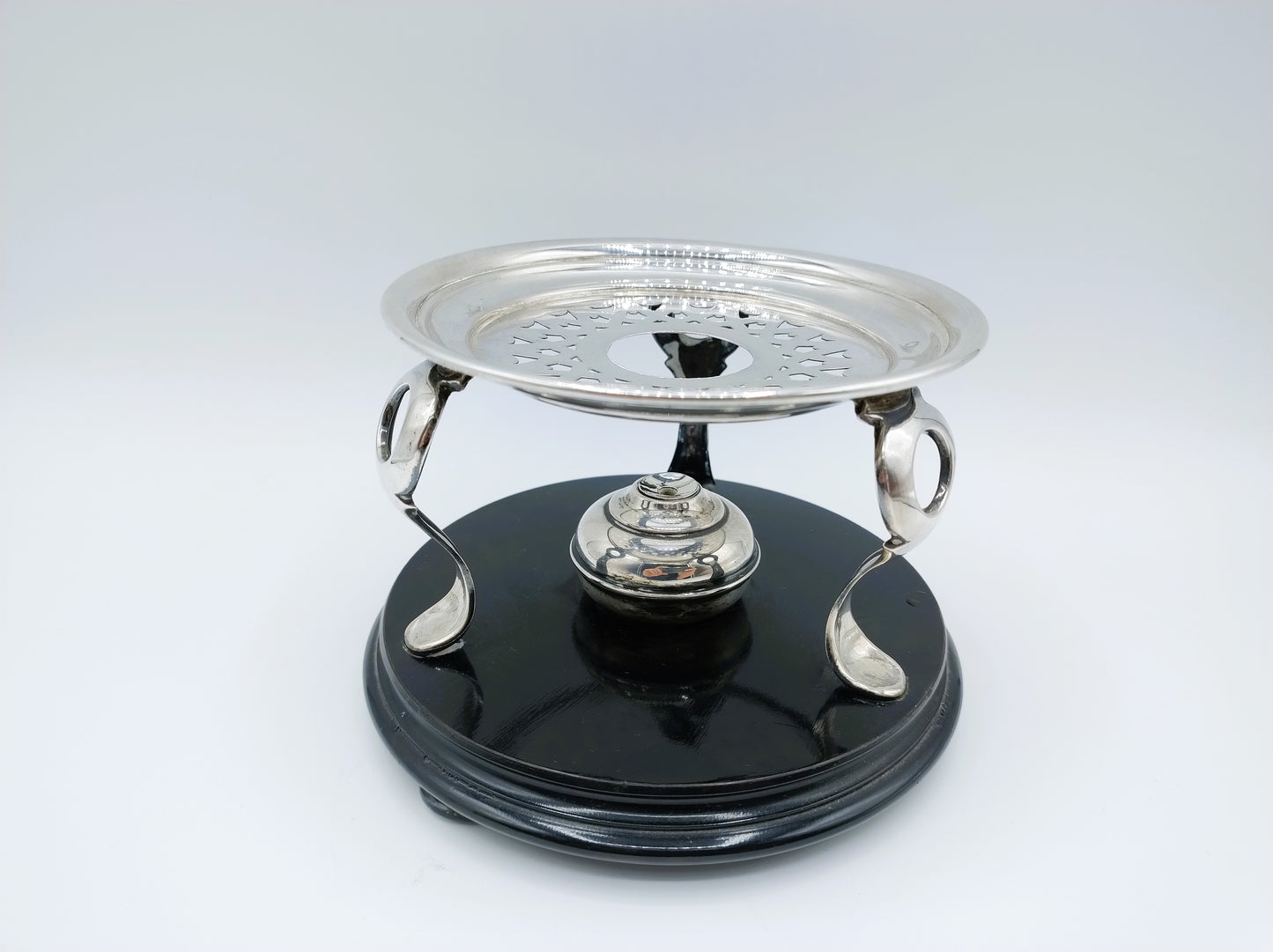 Zilveren komfoor op ebbenhouten voet, 19e eeuws