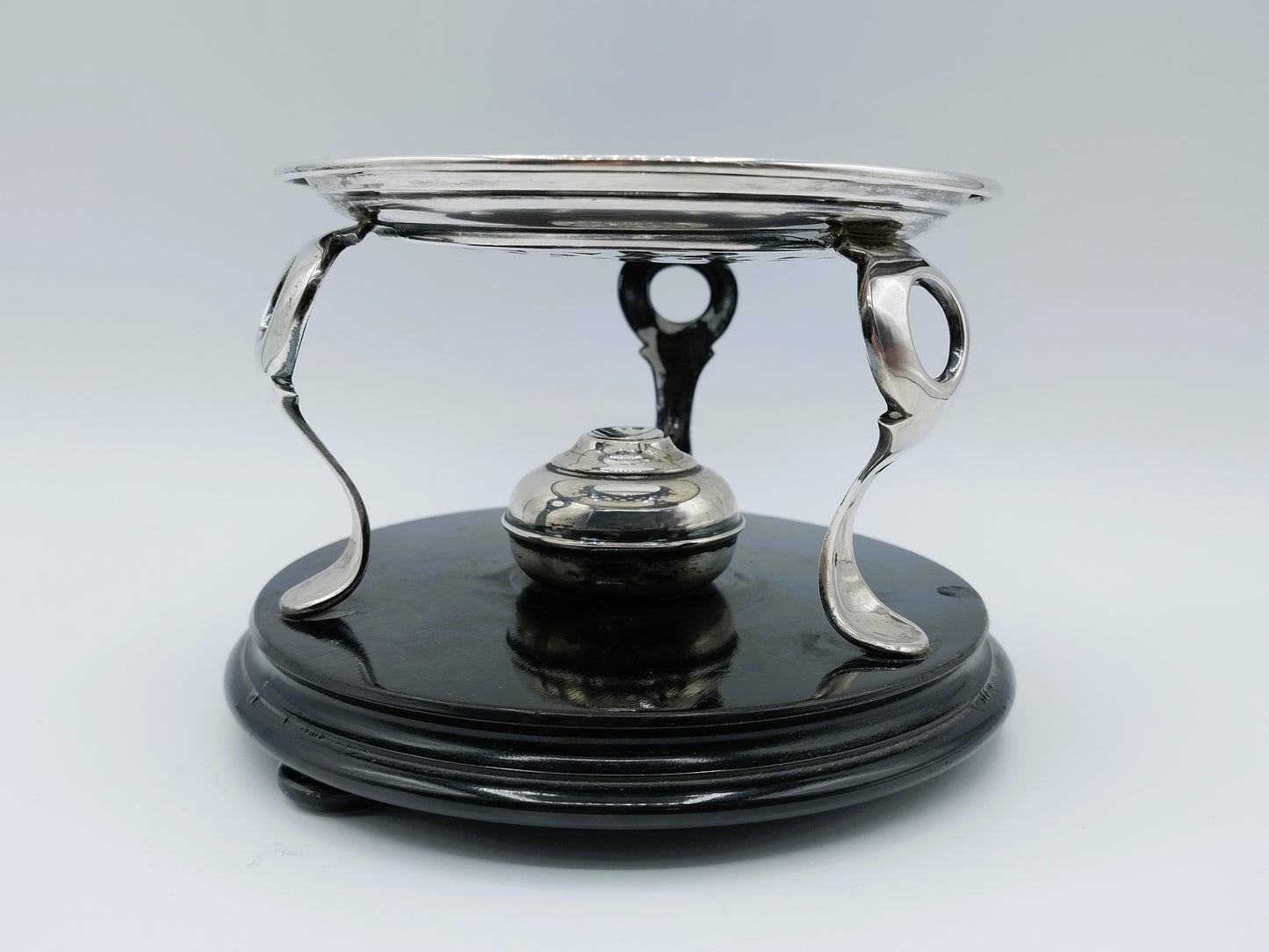 Zilveren komfoor op ebbenhouten voet, 19e eeuws