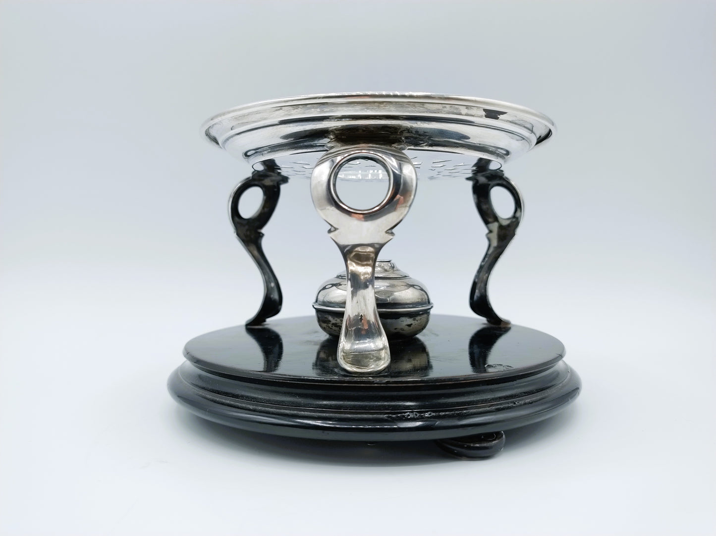 Zilveren komfoor op ebbenhouten voet, 19e eeuws