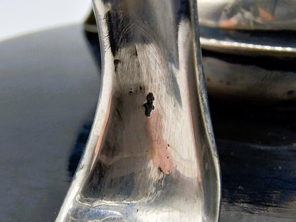 Zilveren komfoor op ebbenhouten voet, 19e eeuws