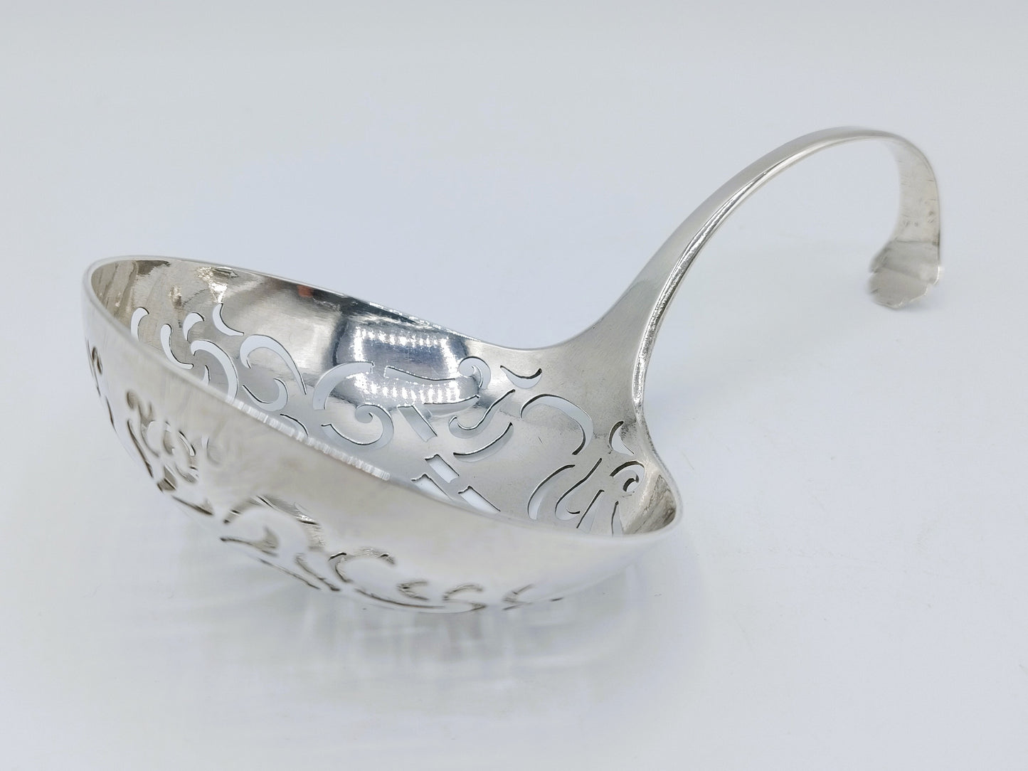 Zilveren strooilepel, J.J. Dreux, Rotterdam, 1750