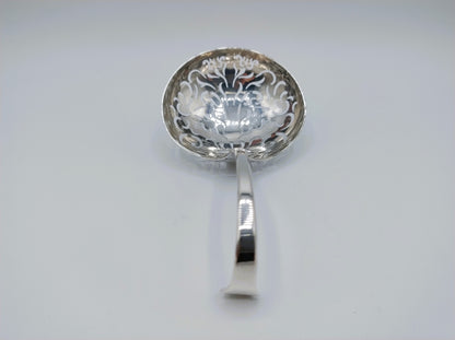 Zilveren strooilepel, J.J. Dreux, Rotterdam, 1750