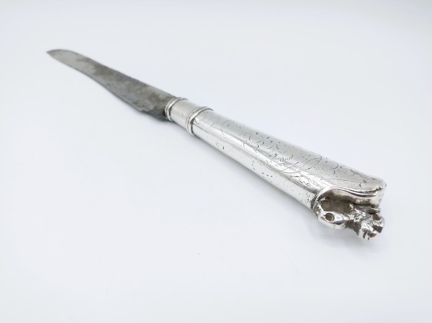 Zilveren mesheft met originele stalen lemmet, 18e eeuws