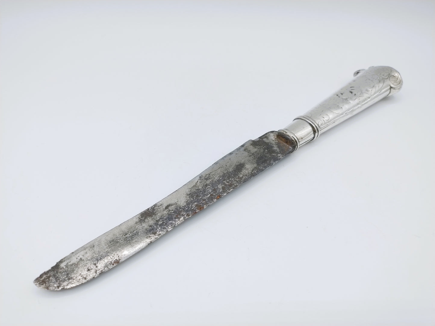 Zilveren mesheft met originele stalen lemmet, 18e eeuws