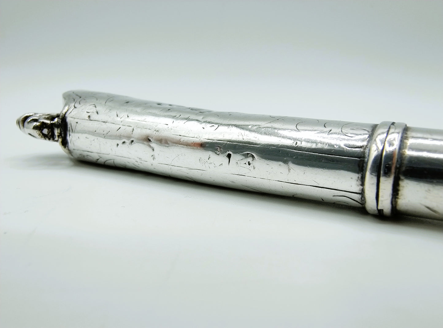 Zilveren mesheft met originele stalen lemmet, 18e eeuws