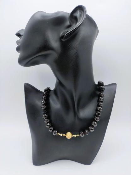 Granaten ketting met gouden bolslot, 43 cm