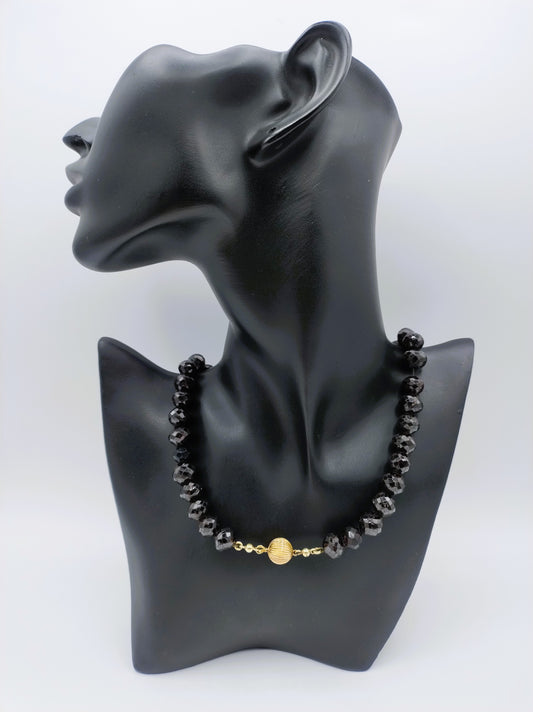 Granaten ketting met gouden bolslot, 43 cm