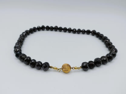 Granaten ketting met gouden bolslot, 43 cm