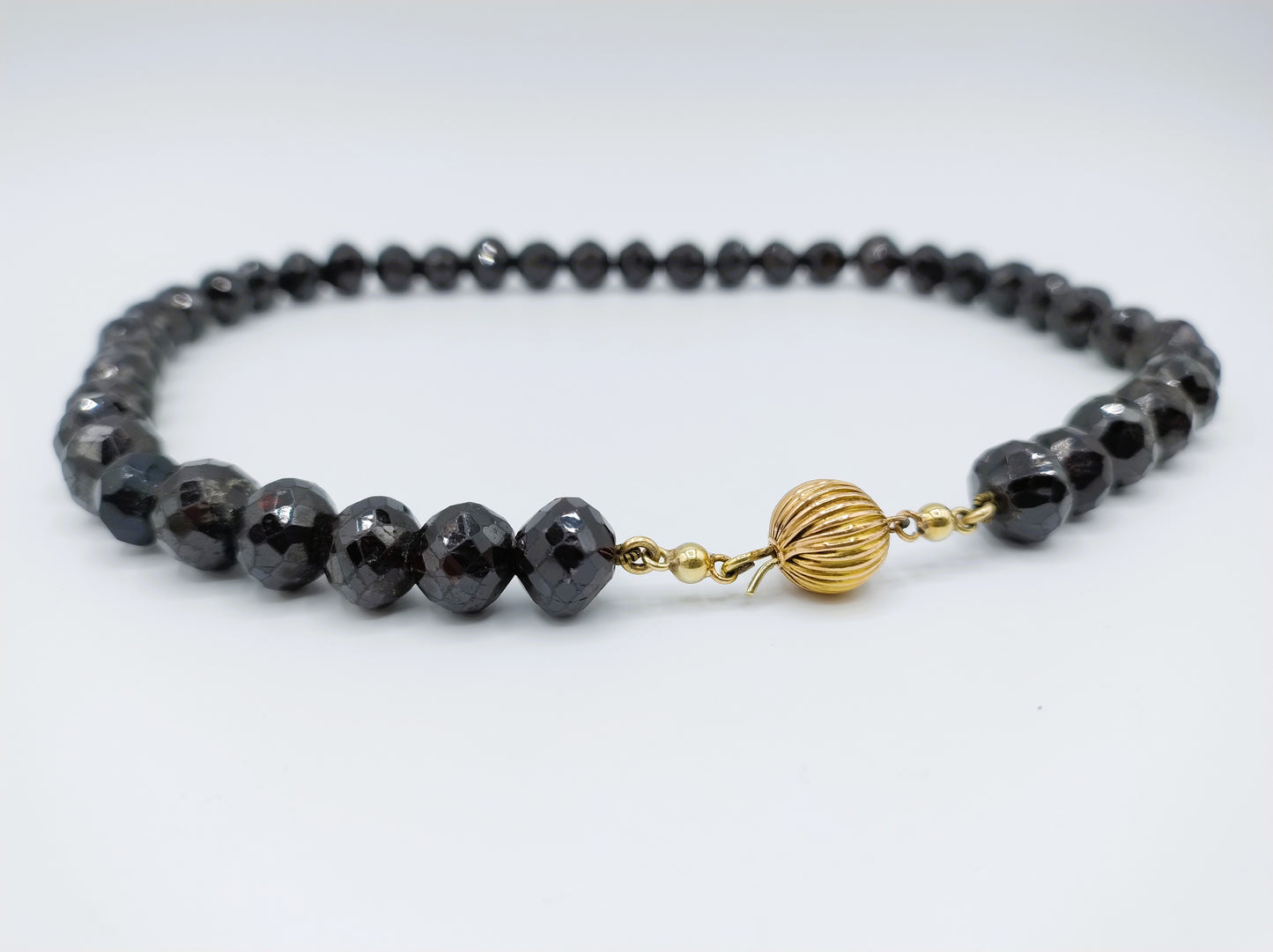 Granaten ketting met gouden bolslot, 43 cm