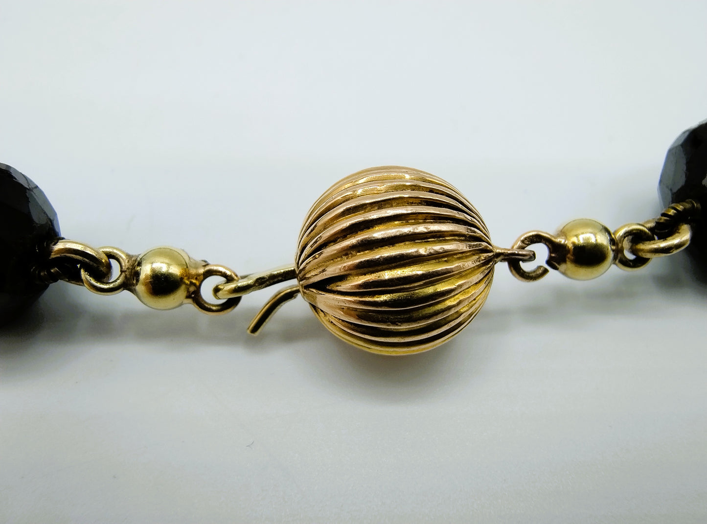 Granaten ketting met gouden bolslot, 43 cm