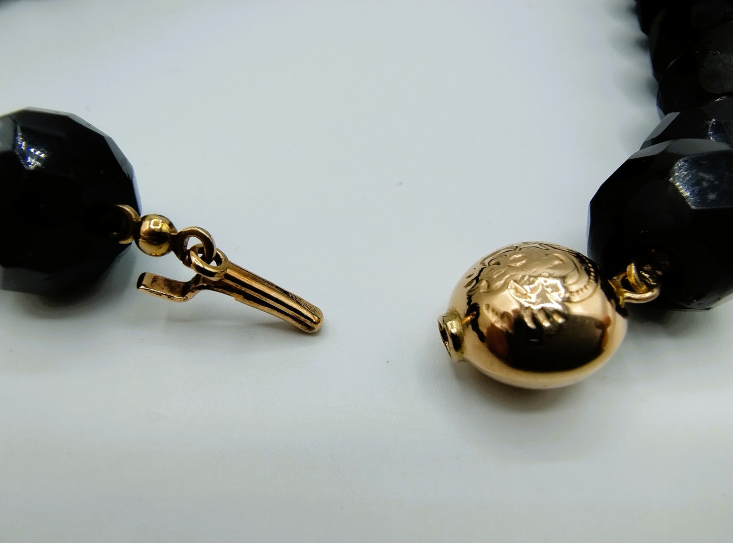 Gitten ketting met gouden bolslot, 47,5 cm