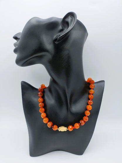 Carnelian necklace with gold clasp, 47 cm.