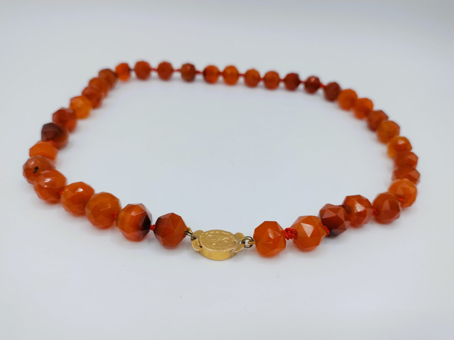 Carnelian necklace with gold clasp, 47 cm.