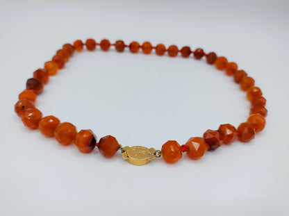 Carnelian necklace with gold clasp, 47 cm.